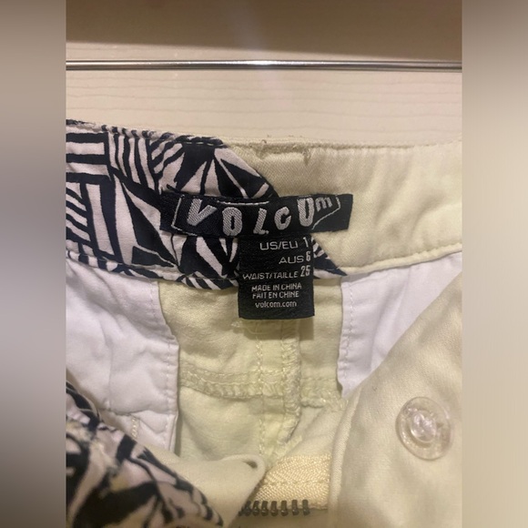 Ladies Volcom Shorts GUC Yellow size 1 / 25 - Picture 3 of 3